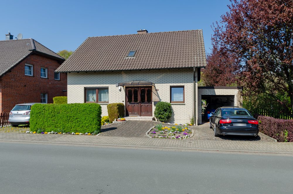 Immobilienangebot - Welver - Häuser - Freistehendes Ein- bis Zweifamilienhaus mit Kamin - XL-Garage und pflegeleichtem Garten