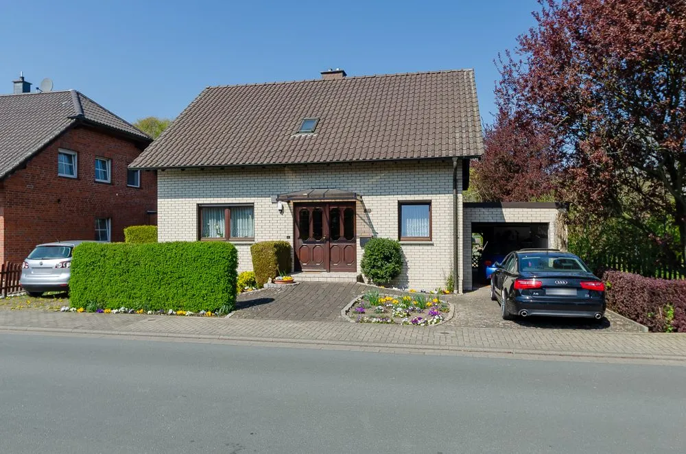 Immobilienangebot - Welver - Häuser - Freistehendes Ein- bis Zweifamilienhaus mit Kamin - XL-Garage und pflegeleichtem Garten