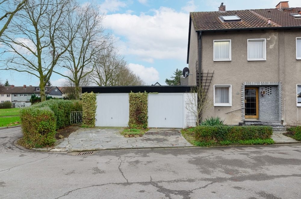 Immobilienangebot - Bönen - Häuser - + Reihenendhaus mit Doppel-Garage + großem Grundstück + Renovierungs- &  Modernisierungsbedürftig +
