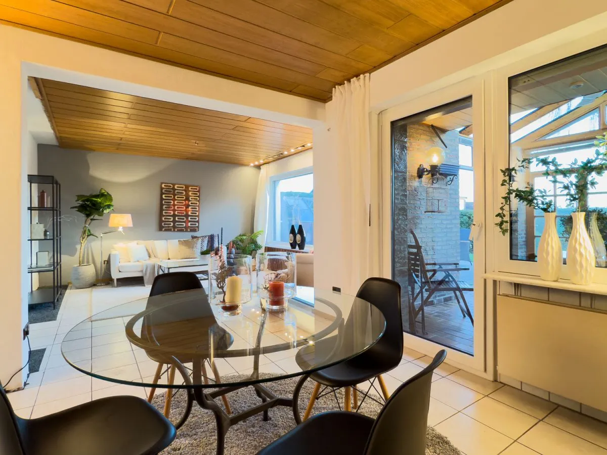 Wohn- und Essbereich mit Zugang zum Wintergarten Immobilienangebot - Hamm - Häuser - Provisionsfrei für Käufer: Doppelhaushälfte mit Garage und Kamin in Hamm-Heessen