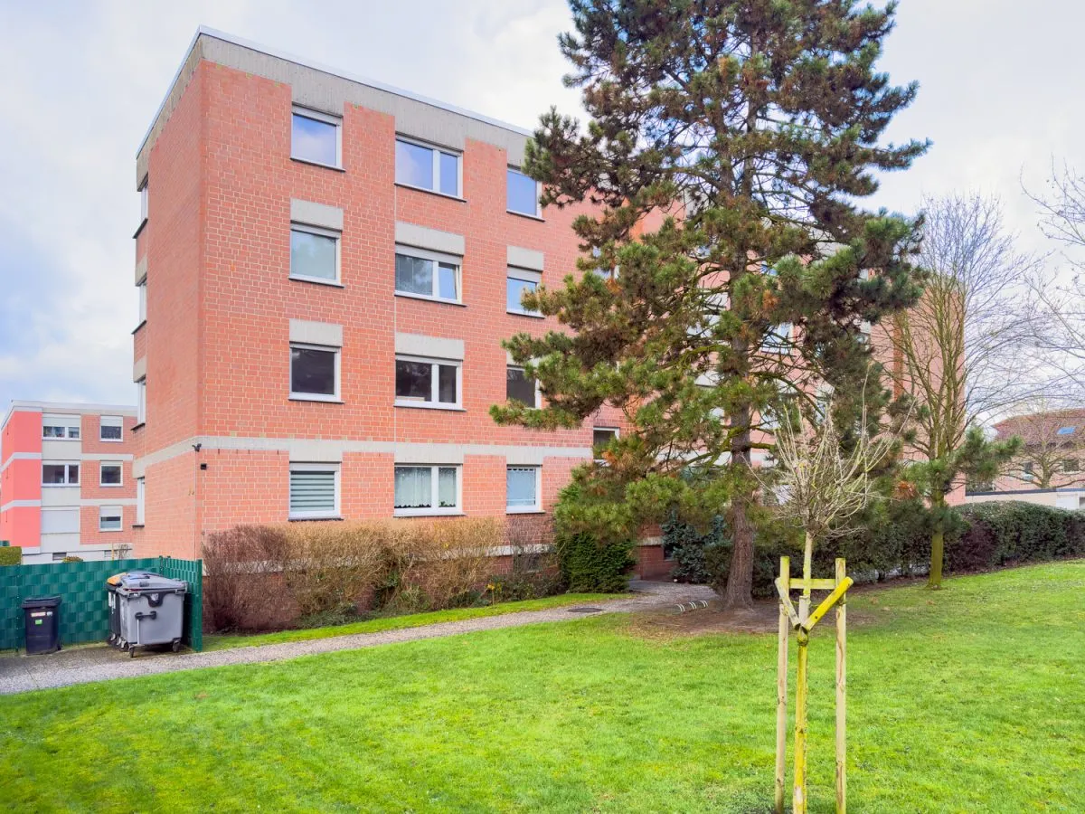 Hausansicht mit Zuwegung Immobilienangebot - Hamm - Wohnungen - Provisionsfrei für Käufer: 4-Zimmer-Wohnung in guter Lage mit Loggia und Garage in Hamm-Werries