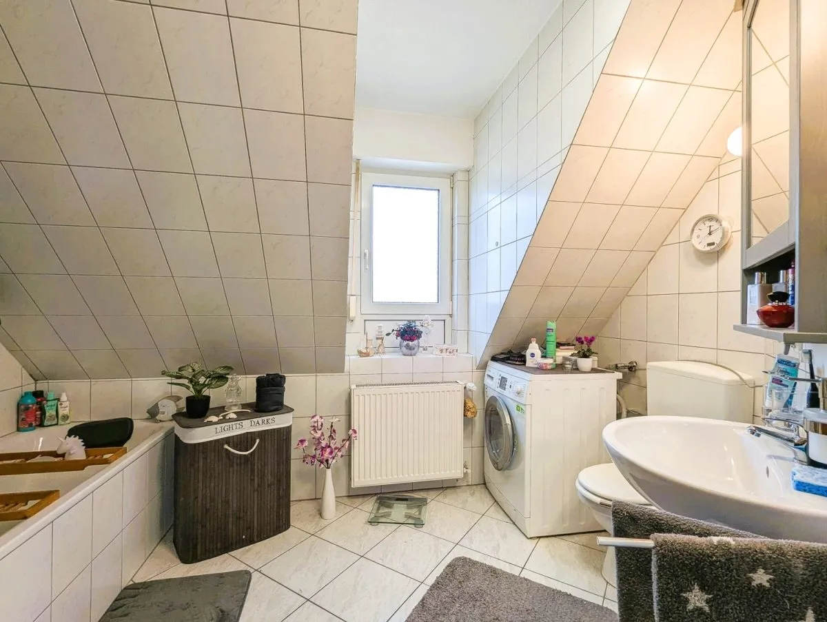 Immobilienangebot - Hamm - Wohnungen - Provisionsfrei für Käufer: Helle 3-Zimmer-Dachgeschosswohnung mit Balkon und Garage in Hamm-Osten