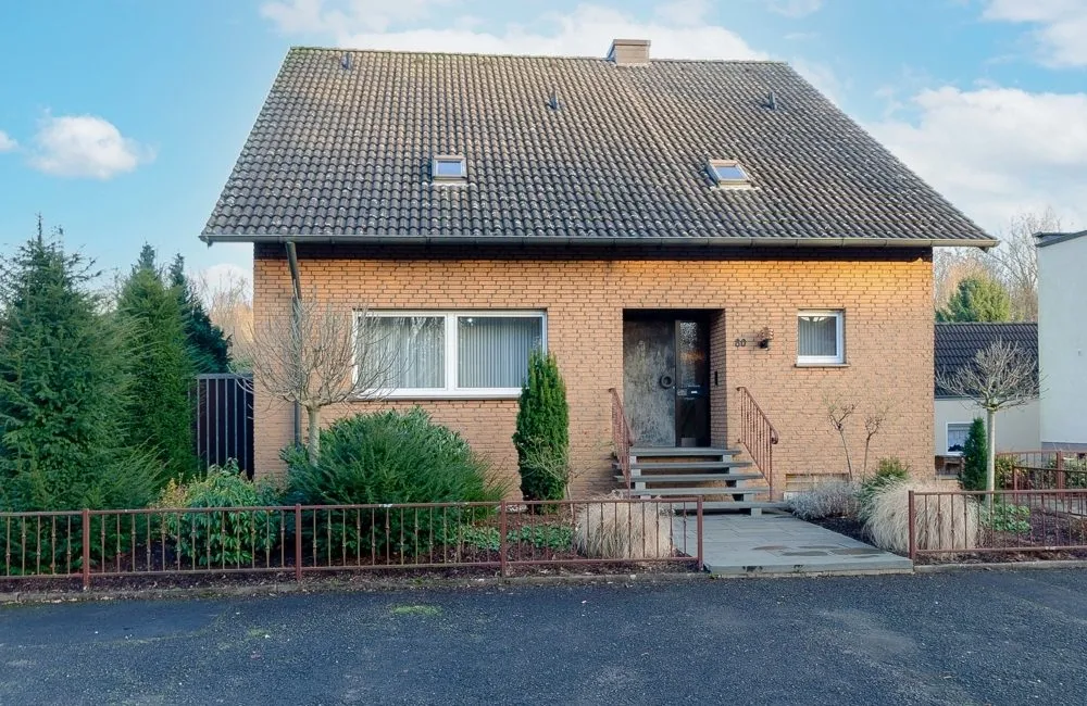 Immobilienangebot - Hamm - Häuser - RESERVIERT

Großzügiges Einfamilienhaus mit 2 XXL-Garagen und großem Grundstück